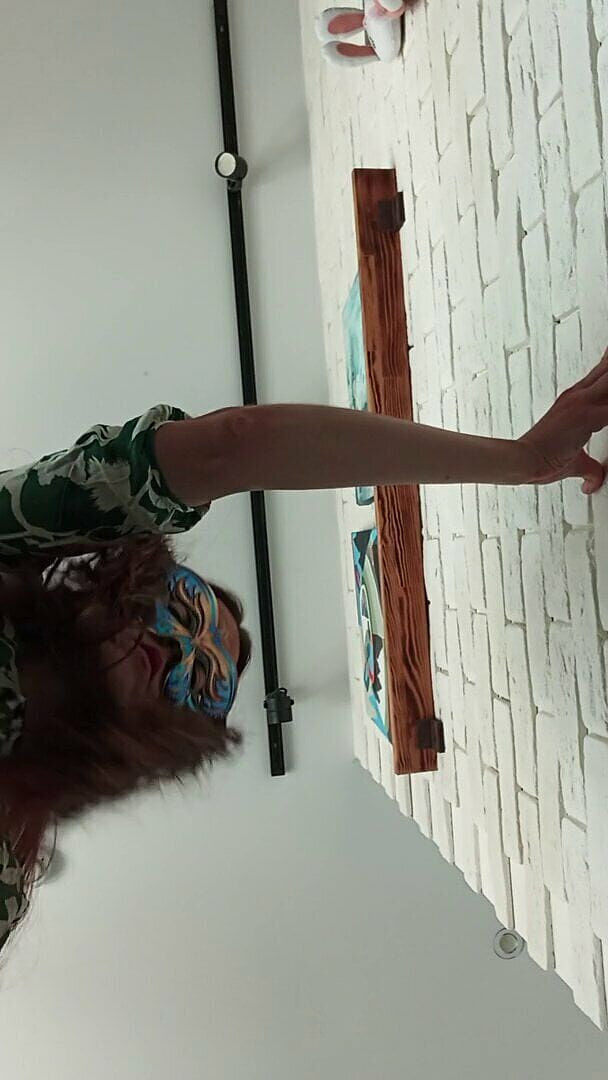 BW_Dolphin: Custode de artă fără chiloți în rochie scurtă.