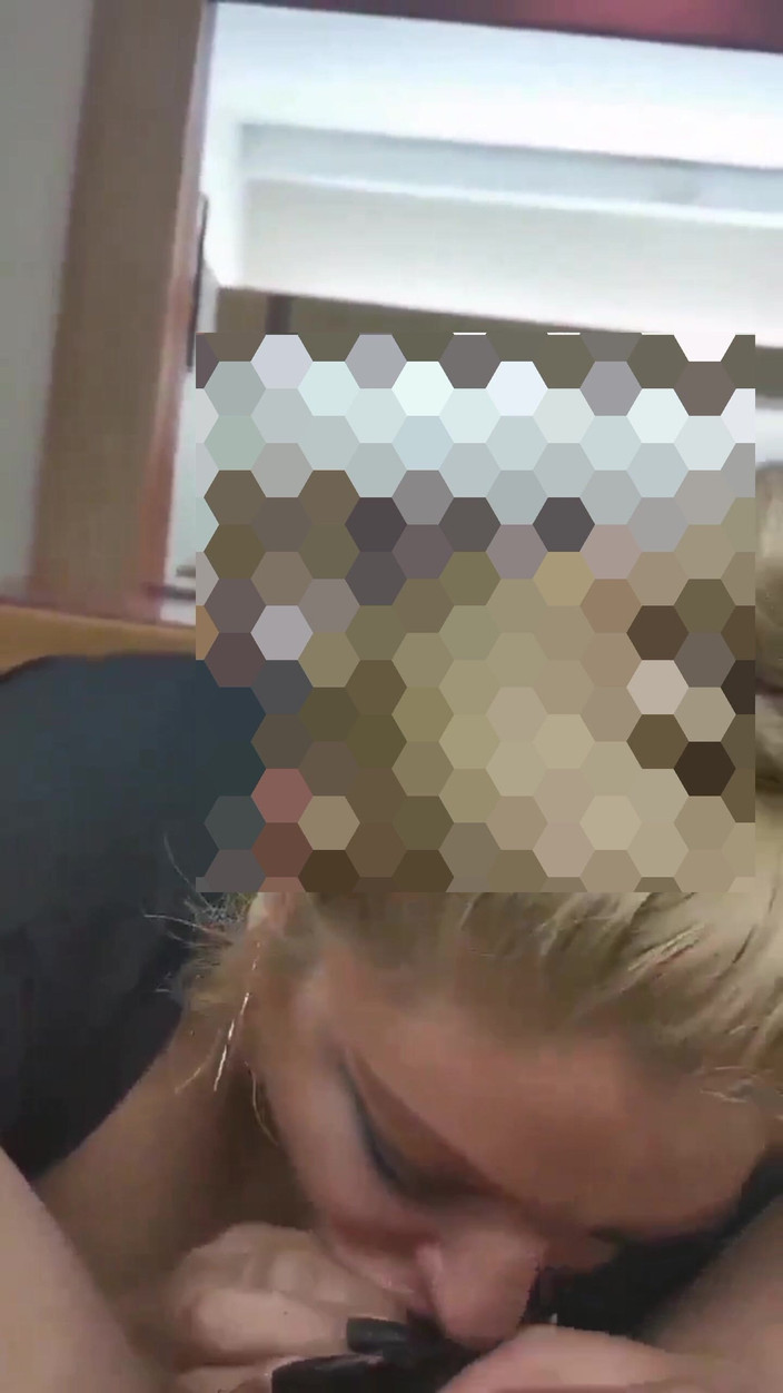 VioletOffer97: Saya suka tersedak pada zakarnya