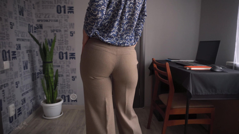 Teasecombo 4K: 바지가 갈라질 때까지 쪼이는 엉덩이를 괴롭히는 밀프 비서