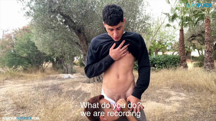 Amateur Guys Fuck: Дівчина, я розважаюся зі своїм другом у полі. Вони зловлять нас?