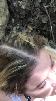 Fată blondă în uniformă de facultate surprinsă masturbându-se de profesor