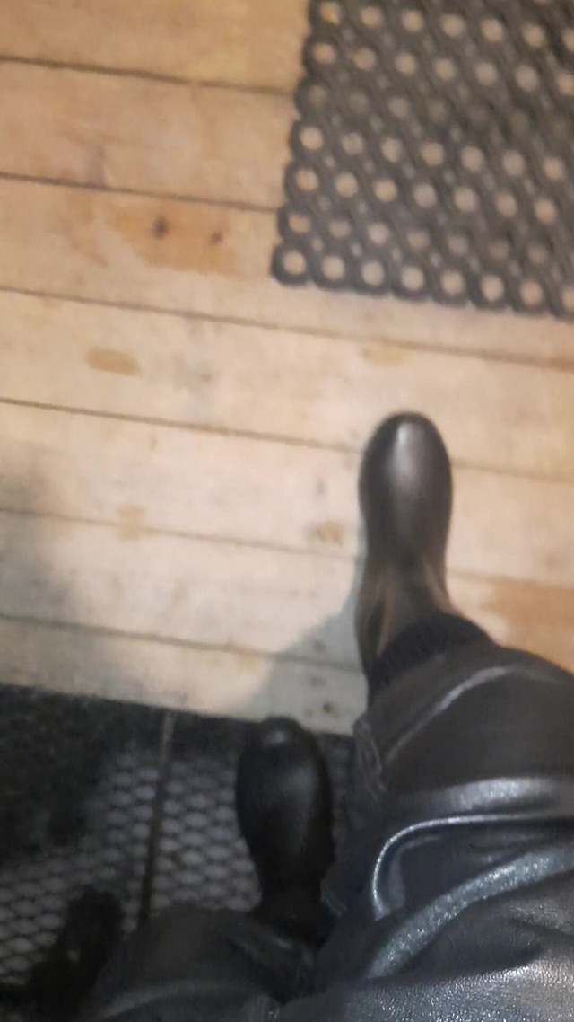 Rubberboots and Leatherpants on Ice (SinDee)