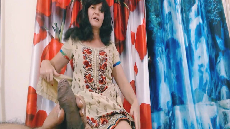 Bolly Karma: Cewek ini adalah istri binal yang aduhai