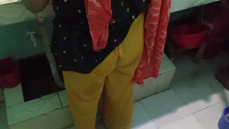 Sumahomesex: Desi Bhabhi neukte in de keuken toen ze eten aan...