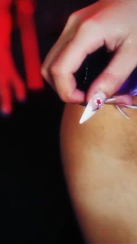 Zafira May leva brinquedo de Bessy na bunda dela