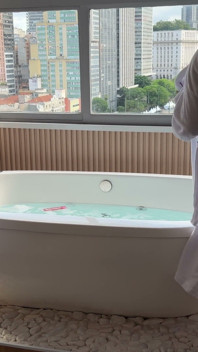 '내 젊고 아주 음란한 친구가 내 안에 자지를 꽂고 내 자지를 빨아주는 걸 좋아해요