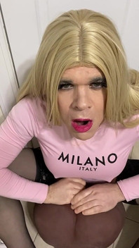 Versaute trans madison kann ihre hände nicht von diesem neuen muschi- und arsch-spielzeug lassen. Schau zu, wie sie ihr sperma leckt und lutsch einen bbc-dildo