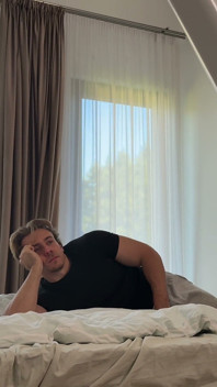 아, 네, 저는 완전히 구멍에 들어갔어요! 행복한 니콜 머코브스키가 촬영장에서 세 명의 남자와 애널 섹스를 합니다!