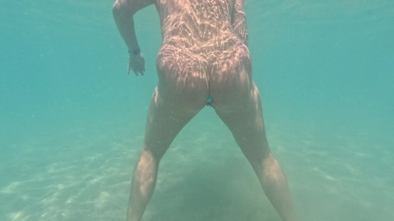 Emma Voyeur: Chơi âm hộ dưới nước với một cái cắm