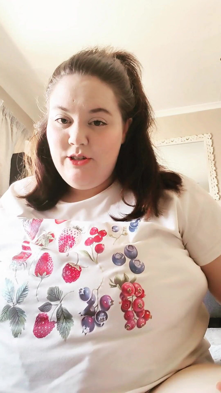 Aliceqii: POV babá com peitos enormes quer foder