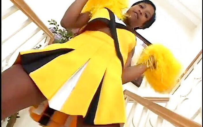Hot and Wet: Napalona czarna cheerleaderka bierze białego kutasa