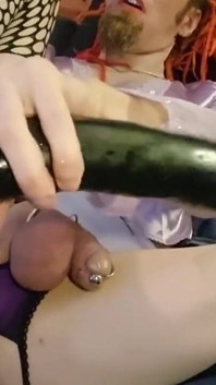 Zabawa z ogromnym podwójnie zakończonym dildem, masywną różą, gapieniem się i wypadaniem w Chastity Extreme Anal