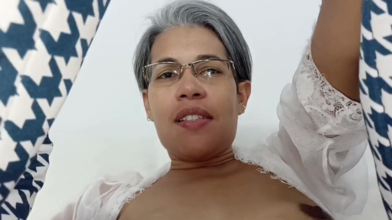 Swingersamateur40: 義理の姉妹との性的関係は、オナニーから始まりました。