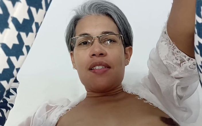 Swingersamateur40: Üvey kız kardeşimle cinsel ilişkim mastürbasyonla başladı.