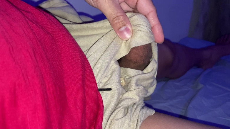 Great J: Trêu chọc trên giường với con cu cứng bên trong...