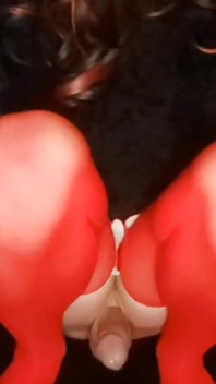 Il vestito rosso e nero con il mio giocattolo con un anello sul cazzo che ha un orgasmo intenso
