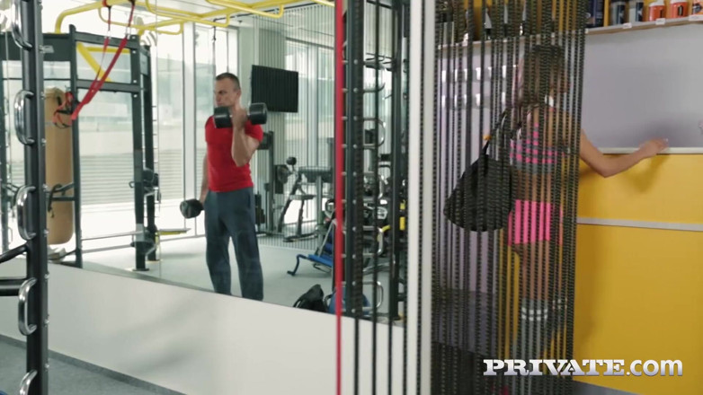 Private.com: ซาร่าห์ เคย์ อ้าขากว้างในยิม