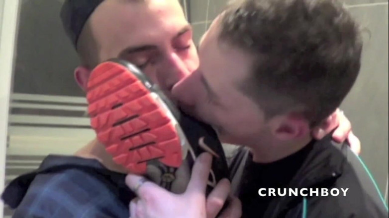 Sneaker gay: Фабієн, підкорення кросівок його другом вдома