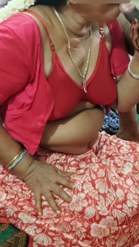 I Took off the Panties of a MILF Who Came to Work at My House and Revealed a Large, Plump Pussy.