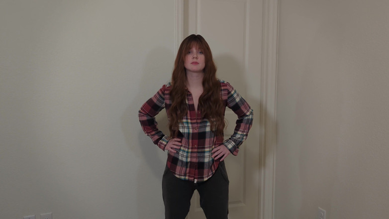 Housewife Ginger: ¿Dejarías que tu hermanastra te ayude a tomar fotos de...
