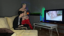 Stiefvader neukt met een mager jongens-trio