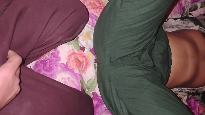 Sairaxsaim: 按压乳头并把手指插入阴户