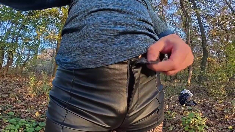 Ladysilvas: Ladysilva travestito in lingerie sexy cammina nel cespuglio Che culo...