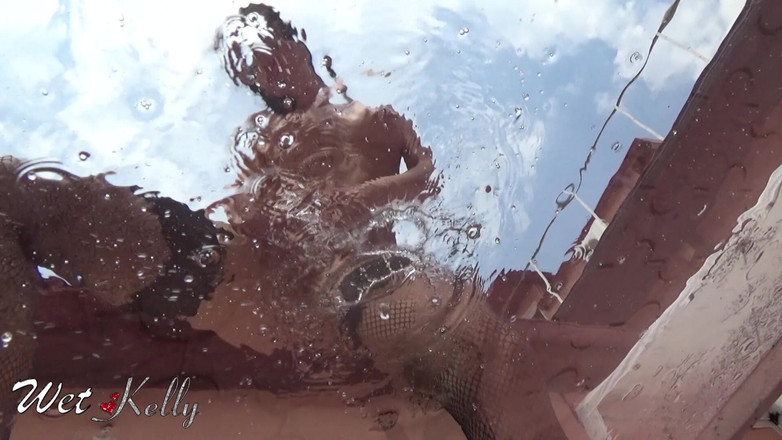 Wet Kelly: Sừng MILF thích đi tiểu trên kính trong suốt