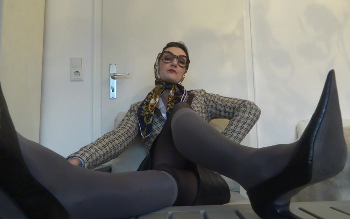 Lady Victoria Valente: 为丝袜爱好者提供严格的奶酪脚育种！