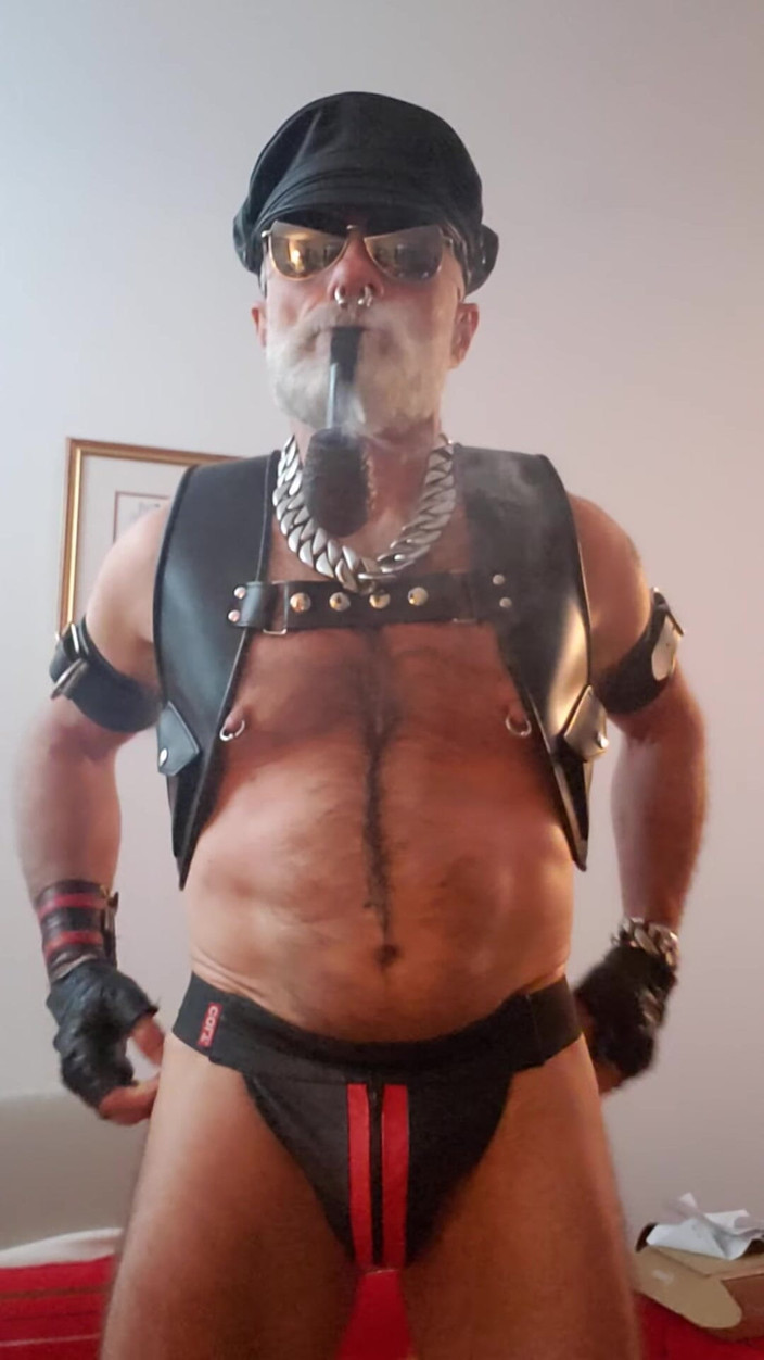 Muscles Cigar FFPig: Zigarre stiefvater genießt Pfeife mit einem neuen Paar Nippelklemmen Von...