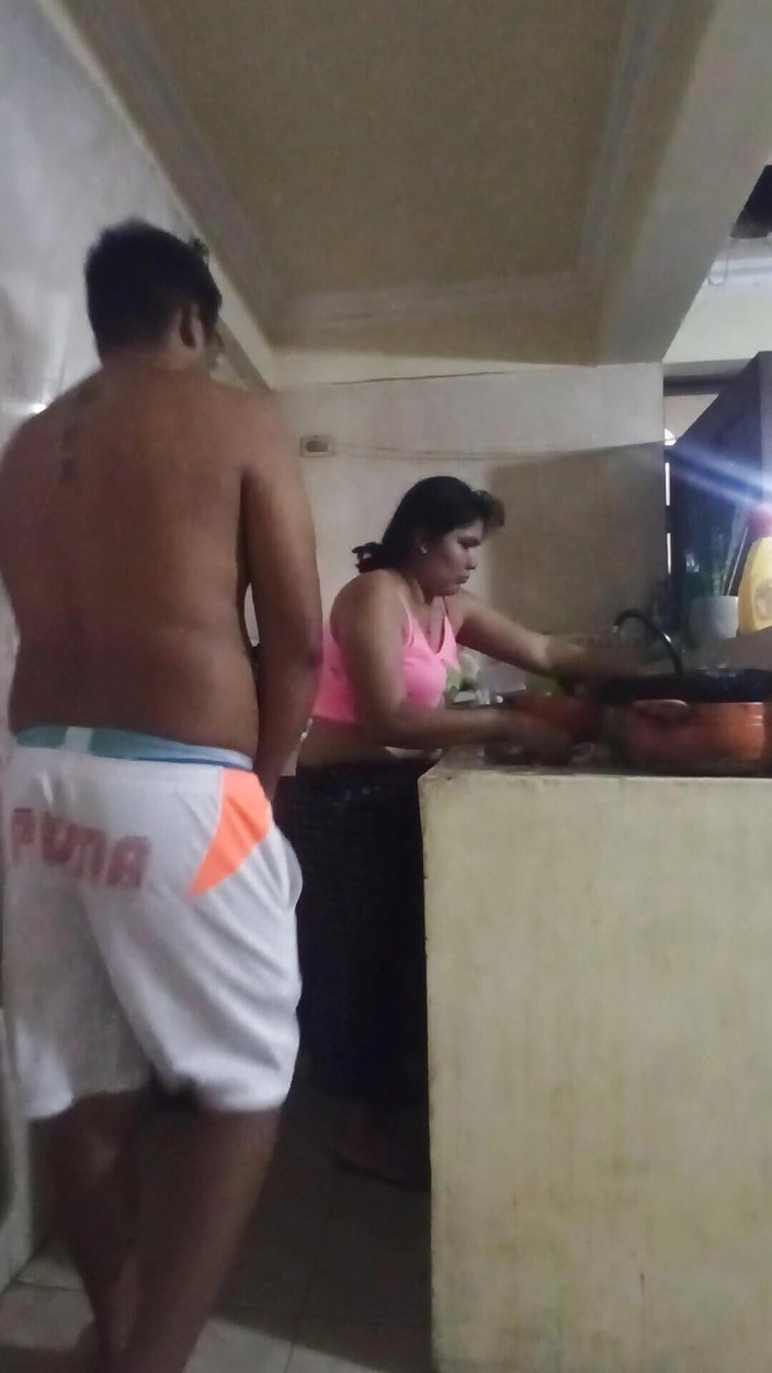 E-Alfa: Zaměstnanec šuká v kuchyni, když je moje žena rozptýlena