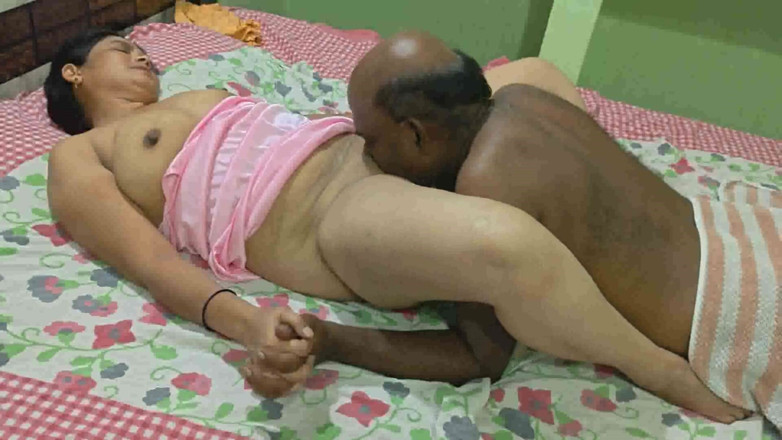 Sexy sindu: Desi betrügende ehefrau im roten und weißen kleid