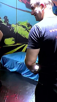 Ggg John Thompson - Ashlee Cox alinha paus enormes para chupar e foder em um gangbang selvagem