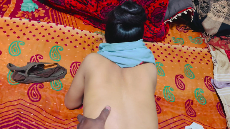 Cutesaritabhabhi: Sevimli evli kadın sıkı amcığını sert sikiyor