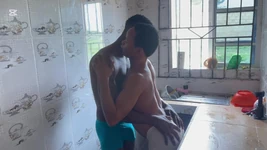 Ho scopato il mio vicino di casa figlio