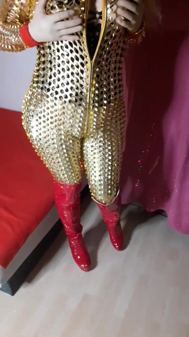 Erica Doll: Zlatá kombinéze