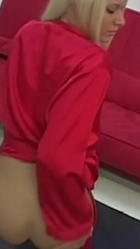当最可爱的一对天然巨乳金发女郎来到他的颜射门前