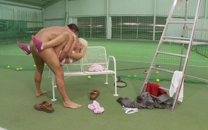 SEXUAL SIN: 可爱的小妞。漂亮的饥渴金发女郎在网球场上被她的教练干菊花