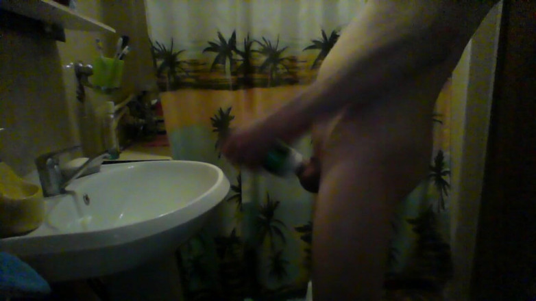Rafael716: Spermă la lanternă în baie.