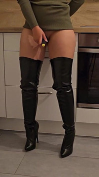 Blondes mädchen wird in der küche in overknee-stiefeln gefickt