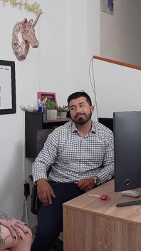 Trójkąt z dwiema uczennicami z dwukrotnym językiem wymyka się spod kontroli i mimochodem pomija temat