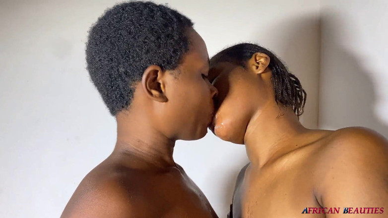 African Beauties: Les Filles Lesbiennes Sexy Éjaculent Sans Effort