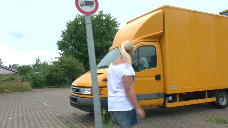German amateur - 100% German hardcore videos: สาวผมทอง MILF โดนเย็ดในท้ายรถกระบะ