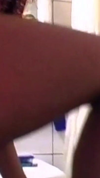부드러운 면도한 후 손가락으로 보지를 뚝뚝 흘리는 미시 금발
