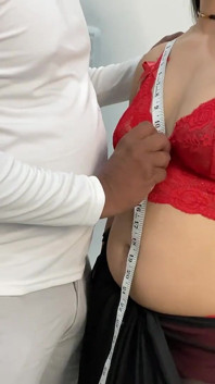 Schwägerin musste eine dringende Bluse gemacht bekommen, und so fickte sie den Schneider.