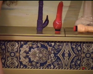 Big Sister: bare dildo ke saath kaamuk shaukiya jora