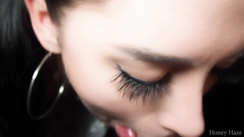 Honey Haze: La splendida sorellastra mi fa spompinare forte. Honey Haze