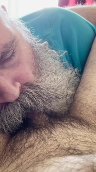 Hobo Atuk menghisap zakar cub berbulu.