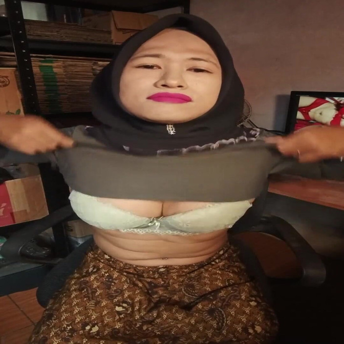 Mitha Zhe: Транссексуал у хіджабі насолоджується мастурбацією, поки вона не сквіртує