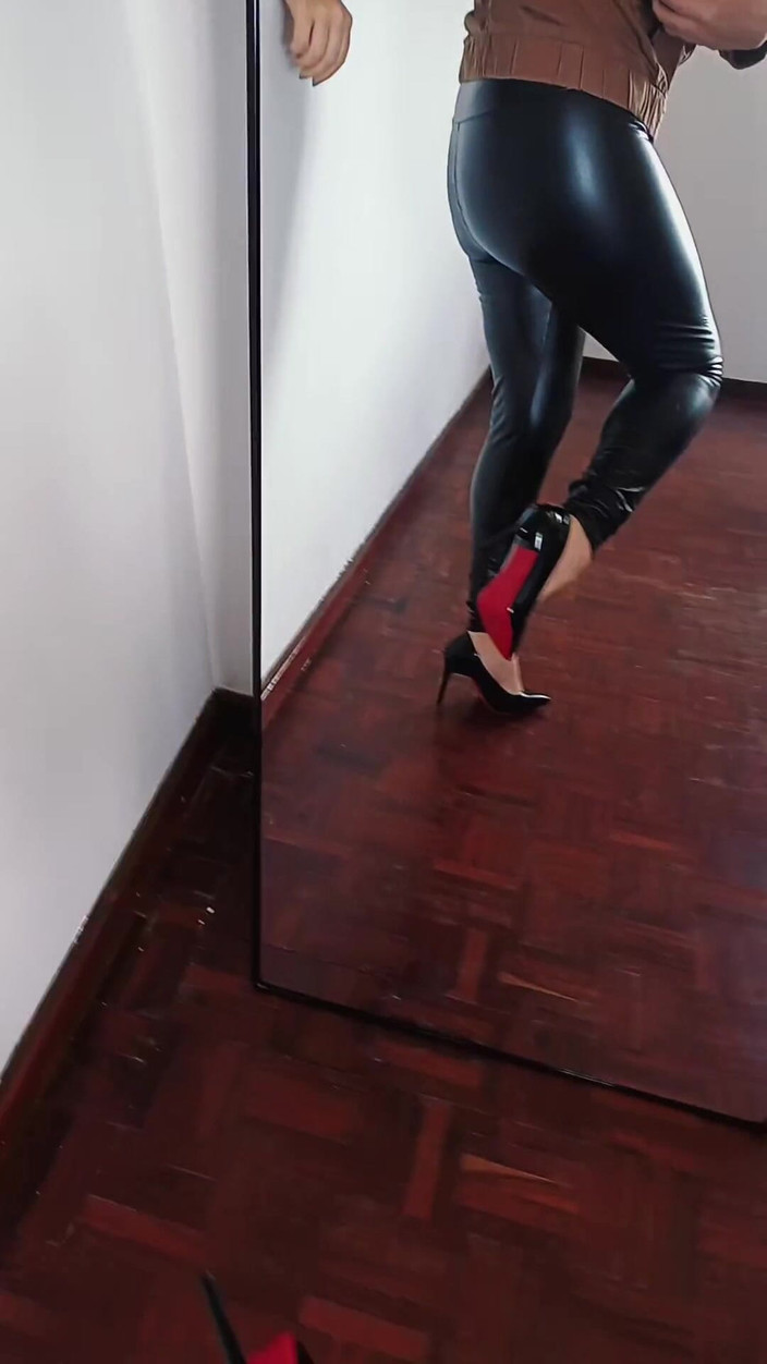 Kinky Lyrical: 가죽 바지와 스틸레토
